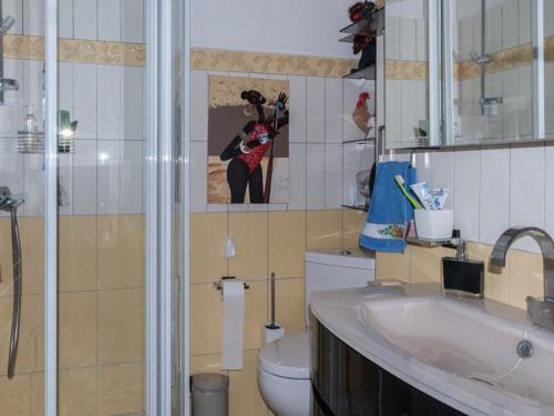 une salle de bain avec toilettes, lavabo et miroir dans l'établissement Beau 3 pièces au Lavandou avec terrasse et parking - FR-1-803-34, au Lavandou