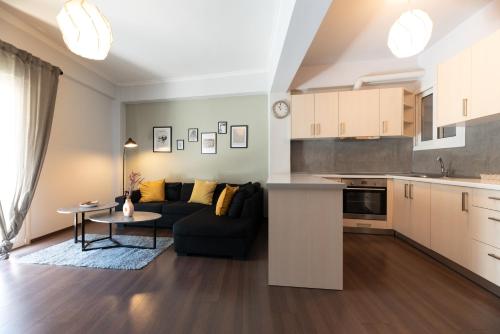 Vibrant apartment next to Acropolis