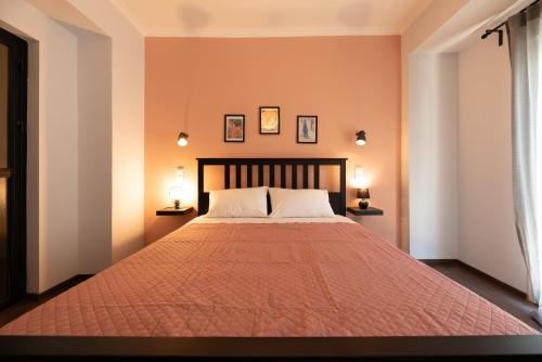 Vibrant apartment next to Acropolis