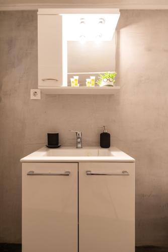 Vibrant apartment next to Acropolis