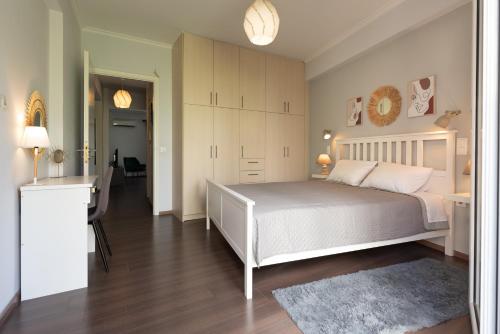 Vibrant apartment next to Acropolis