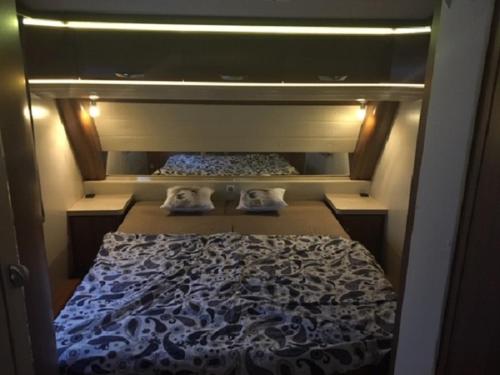 Ένα ή περισσότερα κρεβάτια σε δωμάτιο στο Luxus Wohnwagen Alpenblick
