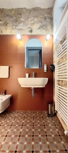 a bathroom with a sink and a mirror at B&B Casa Anaceta in Villalago
