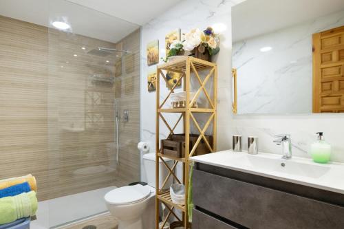 Un baño con inodoro, lavabo y ducha. en Bella Vistas, en Zahara de los Atunes
