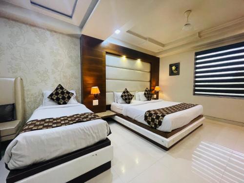 Un ou plusieurs lits dans un hébergement de l'établissement Hotel Kc Inn Ajmer