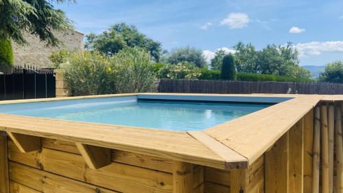 - une piscine entourée d'une terrasse en bois dans l'établissement Mazet des Balestiés cœur Luberon 120 m2 6 pers avec piscine, à Gargas