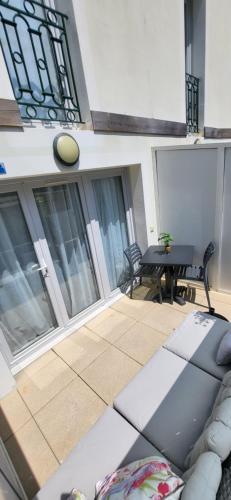 a living room with a couch and a table at Remblai des Sables d'Olonne - 2 chambres - parking et piscine in Les Sables-dʼOlonne