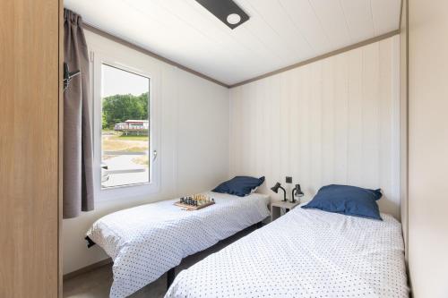 Ένα ή περισσότερα κρεβάτια σε δωμάτιο στο Chalet Haizea climatisé 2 à 4 pers 2 sdb calme avec piscine à Hasparren Pays Basque 25 min des plages
