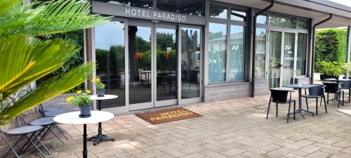 Un restaurante u otro lugar para comer en HOTEL PARADISO