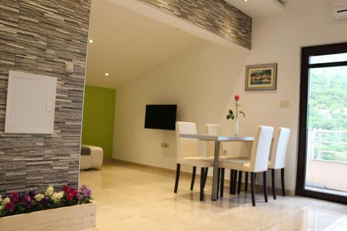Beautiful green studio apartment