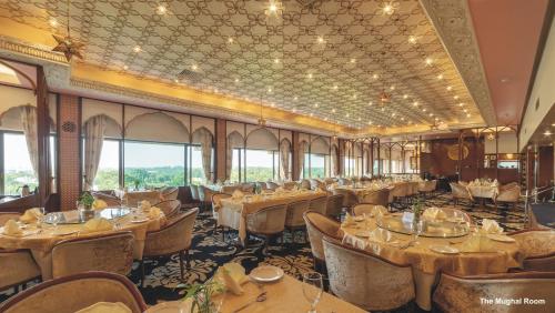 Un restaurante o sitio para comer en Hotel Clarks Shiraz