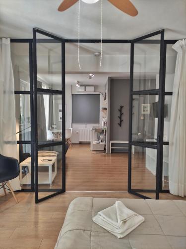 ein Wohnzimmer mit einem Sofa und einer Leinwand in der Unterkunft Apartment A1 in Kalamata