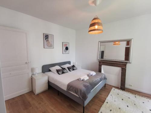 une chambre avec un lit et un miroir dans l'établissement Nouveau - Au bout du quai, à Nantes