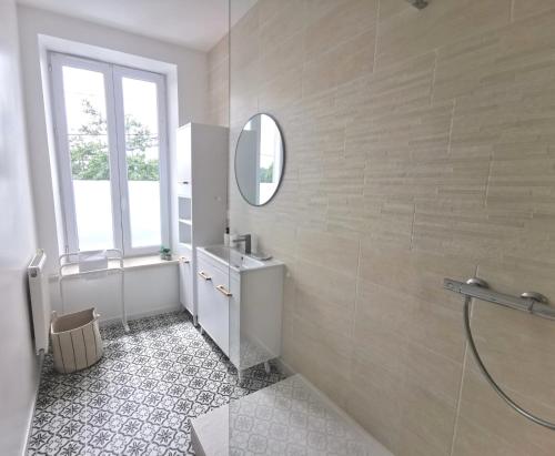 une salle de bain avec un lavabo et un miroir dans l'établissement Nouveau - Au bout du quai, à Nantes