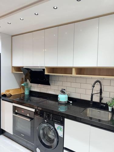 Kuchyň nebo kuchyňský kout v ubytování Charmant appartement avec Vue Imprenable sur la Méditerranée