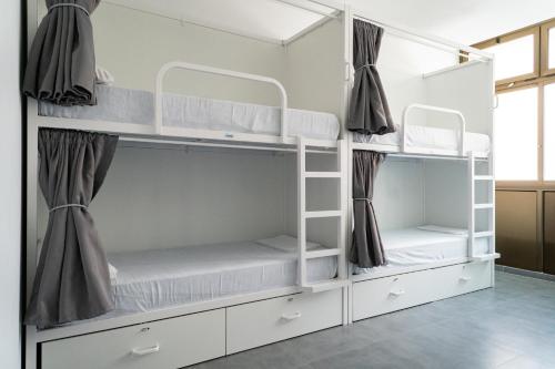 Posteľ alebo postele v izbe v ubytovaní Sea Hostel Barcelona