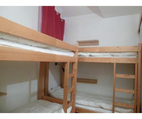 una habitación con tres literas en una habitación en Chalet - Les 3 vallées, en La Combe