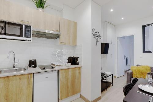 une cuisine avec un évier et un plan de travail dans l'établissement Gorgeous apartment - 1BDR-4P - Bois Colombes, à Bois-Colombes