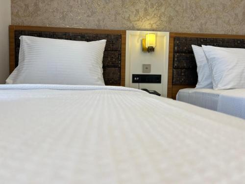 Una cama o camas en una habitación de By Otel Nilüfer
