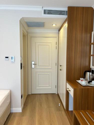 Una cama o camas en una habitación de By Otel Nilüfer