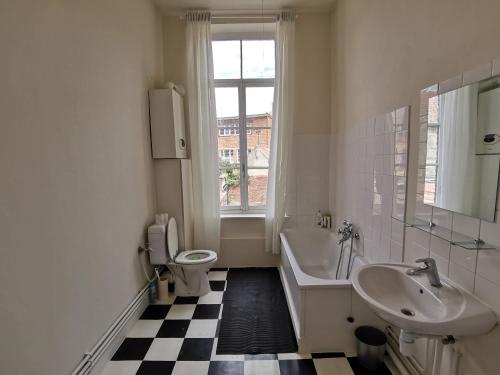 Ένα μπάνιο στο Cozy city centre room with parkview