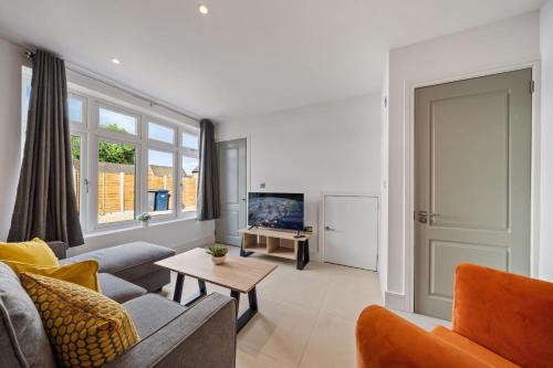 a living room with a couch and a table at 3BR House in Prime Barnet Location with Driveway in Barnet