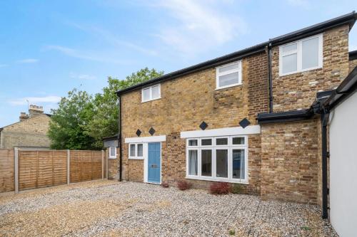 an exterior view of a brick house with a driveway at 3BR House in Prime Barnet Location with Driveway in Barnet