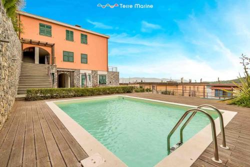 una piscina di fronte a un edificio di Le Margherite, TerreMarine a Portovenere