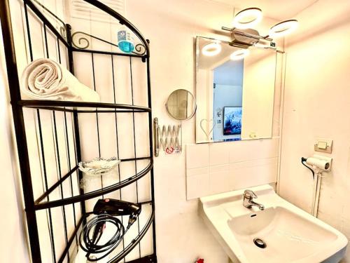 une salle de bain avec un lavabo et un miroir dans l'établissement 2 pièces proche Centrex Paris Disney, à Noisy-le-Grand