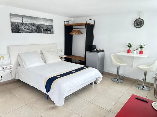 une chambre avec un lit, un bureau et une table dans l'établissement 2 pièces proche Centrex Paris Disney, à Noisy-le-Grand