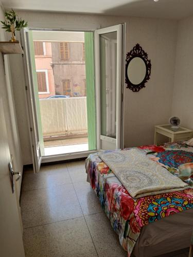 Chambre avec balcon dans une appartement la belle de mai