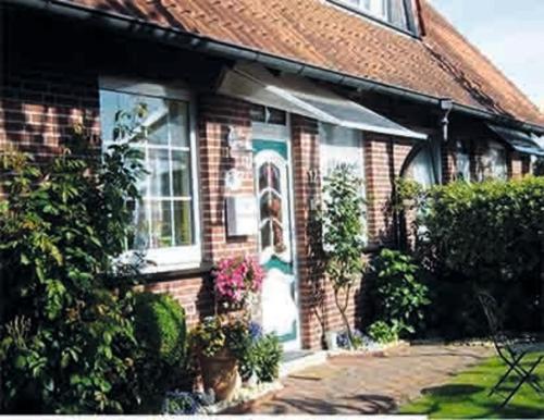 a brick house with a painting on the front of it at Sahneschnittchen in Hage