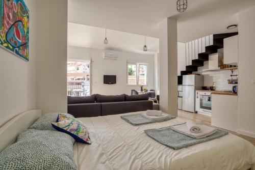 un salon avec un grand lit avec deux oreillers dessus dans l'établissement Magi-Family Rooftop Apartment Budva, à Budva