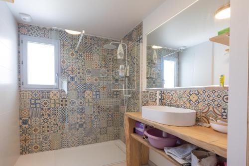 une salle de bain avec un lavabo et une douche dans l'établissement Villa Madiba 4 étoiles tout confort à 7 min de la plage, à Seignosse