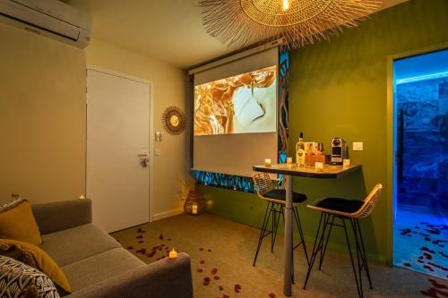 un salon avec un canapé et une table dans l'établissement OIQIA • Bali, à Narbonne