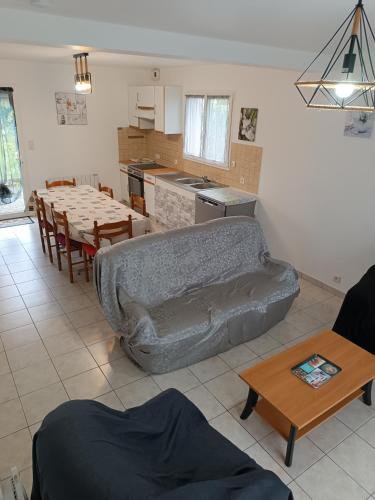 un salon avec un canapé et une table dans l'établissement NOUVELLE VILLA d'EMERAUDE PROCHE MER, à Saint-Méloir-des-Ondes