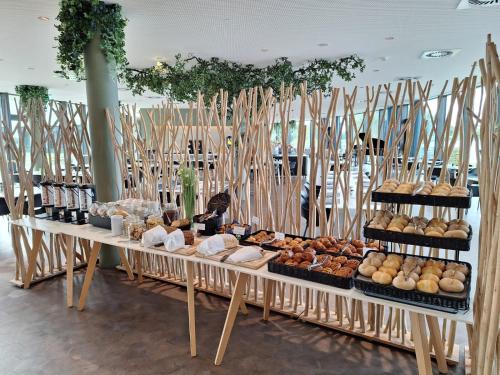 a display of breads and pastries on a table at Domein Polderwind in Zuienkerke