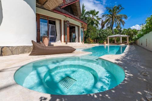 Kolam renang di atau dekat dengan Villa SeaRender - A luxury Swahili-style home