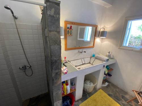 un bagno con lavandino e doccia di Kitrino Spiti Best View Eco Villa a Patitiri