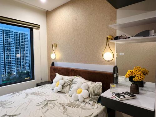 a bedroom with a bed with pillows and a window at Căn hộ 1PN 2 giường Vin Grand Park chỉ từ 550k in Gò Công