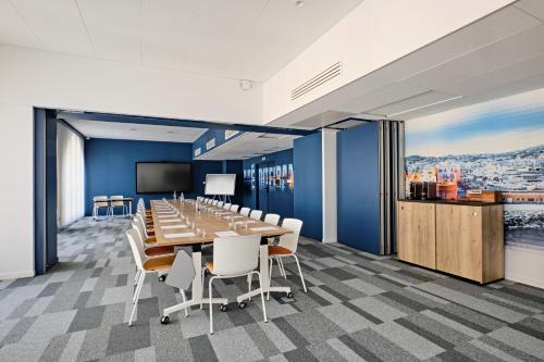 a conference room with a long table and chairs at Appart Hotel Odalys City Marseille Centre Euromed in Marseille