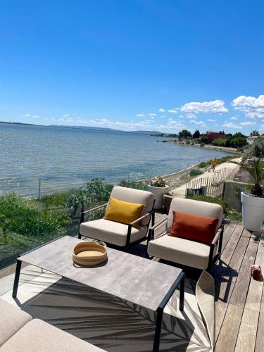 Design villa with panoramic pond view and jacuzzi