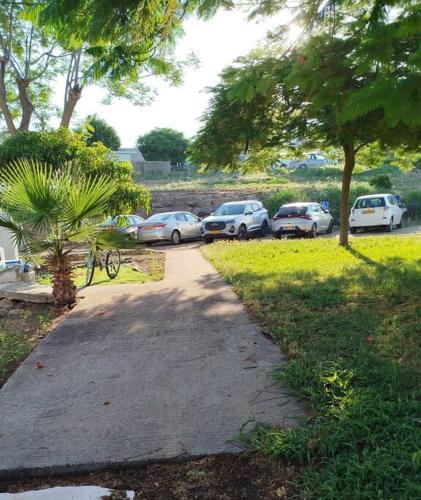 a group of cars parked in a parking lot at דירה לחופשה משפחתית ליד הכנרת in Tel Kazir
