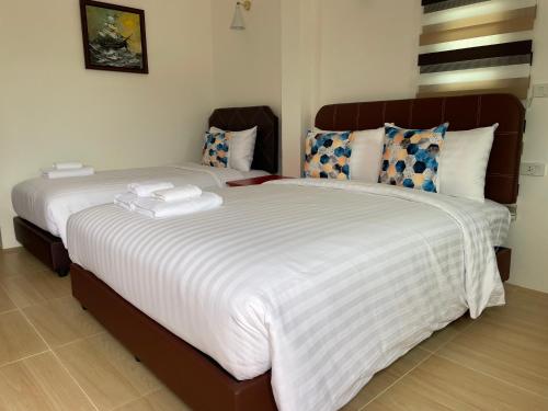 Postel nebo postele na pokoji v ubytování Jeerat House จิรัสเฮ้าส์