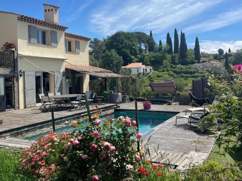 une villa avec piscine et une maison dans l'établissement Villa provençale Côte d Azur, à La Colle-sur-Loup