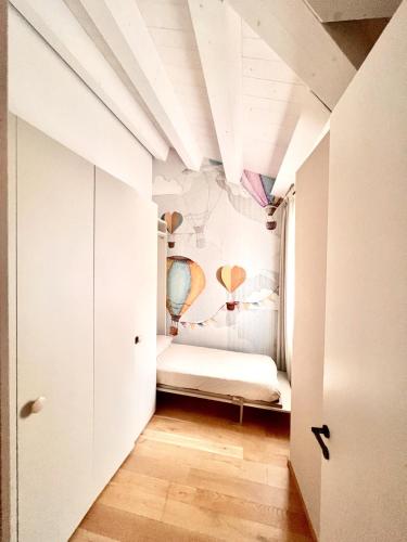 a small room with a bed and a wall mural at LEONI DI COLLALTO PALACE in Treviso