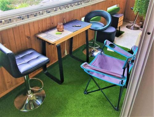 d'un balcon avec une table, deux chaises et une table. dans l'établissement Chambre indépendante avec douĉhe italienne privée, à Sartrouville