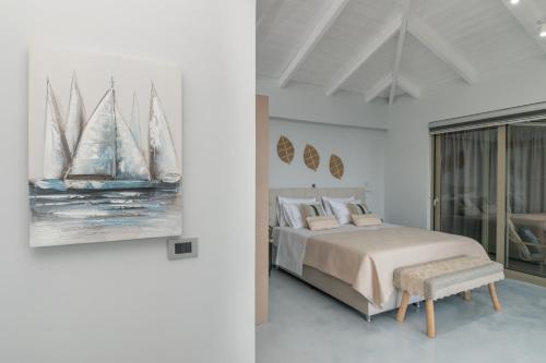 Ένα ή περισσότερα κρεβάτια σε δωμάτιο στο Beach Villa Cavo- with private sea access