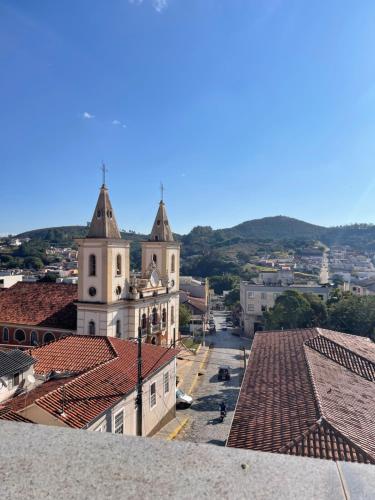 a view of a city with buildings and roofs at Apartamento aconchegante no centro in Baependi