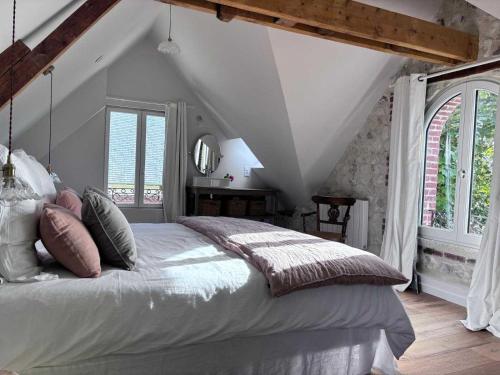 une chambre avec un grand lit dans un grenier dans l'établissement Exceptional 5 bedroom house near the beach, à Trouville-sur-Mer